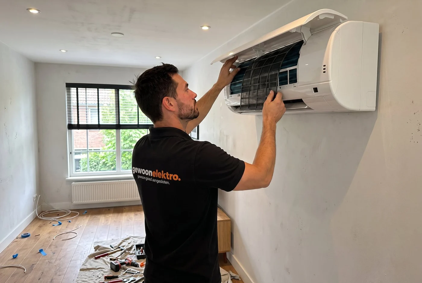 Beeld van airco installeren